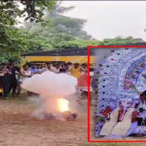 বিরাট রেওয়াজ! ৩৫০ বছরের ঐতিহ্য, মহাষ্টমীর দুপুরে কামান ফাটিয়ে সন্ধিপুজোর শুরু, দেখতে উপচে পড়ল ভিড়! বিরাট রেওয়াজ! ৩৫০ বছরের ঐতিহ্য, মহাষ্টমীর দুপুরে কামান ফাটিয়ে সন্ধিপুজোর শুরু, দেখতে উপচে পড়ল ভিড়!