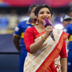 লাল পাড়ের শাড়িতে বিশ্বকাপে শ্রেয়া! 🤩 অষ্টমীর সাজে মঞ্চে উঠে গায়িকা কেন দিলেন এই বিশেষ বার্তা?