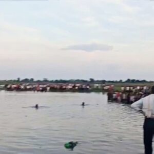 বিজয়া দশমীর দিনেই শোকের ছায়া, খান্ডোয়ায় বাঁধের পাড় ভেঙে নদীতে উল্টে গেল প্রতিমা সহ ট্র্যাক্টর! বিজয়া দশমীর দিনেই শোকের ছায়া, খান্ডোয়ায় বাঁধের পাড় ভেঙে নদীতে উল্টে গেল প্রতিমা সহ ট্র্যাক্টর!