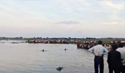 বিজয়া দশমীর দিনেই শোকের ছায়া, খান্ডোয়ায় বাঁধের পাড় ভেঙে নদীতে উল্টে গেল প্রতিমা সহ ট্র্যাক্টর!