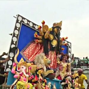লালবাজারের ড্রোনে নজরদারি, ঘাটে ঘাটে ফিরহাদ হাকিম! বিজয়া দশমীতে ৫ হাজার প্রতিমা নিরঞ্জনে ত্রিস্তরীয় নিরাপত্তা লালবাজারের ড্রোনে নজরদারি, ঘাটে ঘাটে ফিরহাদ হাকিম! বিজয়া দশমীতে ৫ হাজার প্রতিমা নিরঞ্জনে ত্রিস্তরীয় নিরাপত্তা