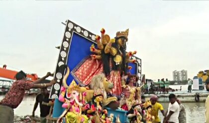 লালবাজারের ড্রোনে নজরদারি, ঘাটে ঘাটে ফিরহাদ হাকিম! বিজয়া দশমীতে ৫ হাজার প্রতিমা নিরঞ্জনে ত্রিস্তরীয় নিরাপত্তা