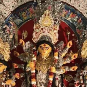 ঠাকুরবাড়ি স্টাইলে পুজো, কিন্তু ভোগে নেই পেঁয়াজ-রসুন! লন্ডনের বেঙ্গল ক্লাবের দুর্গাপূজা কেন এত বিশেষ?