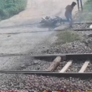 রেললাইন পার হতে গিয়ে মৃত্যু! উত্তরপ্রদেশে বাইক আরোহী যুবককে পিষে দিল ট্রেন, অসমেও মর্মান্তিক দুর্ঘটনায় প্রাণ গেল তিন মহিলার