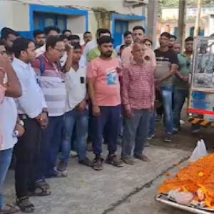 অমানবিক চাপের জের’! মালদহে একটানা ৪৮ ঘণ্টা কাজের পর ডেটা এন্ট্রি অপারেটরের মৃত্যু, বিডিও অফিসের সামনে দেহ রেখে তুমুল বিক্ষোভ