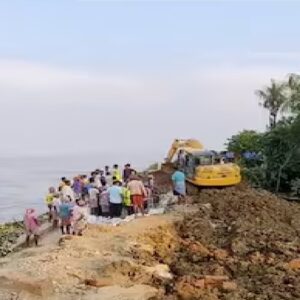 রূপনারায়ণ নদী বাঁধে ফের ধস! স্থায়ীভাবে সংস্কারের দাবিতে আতঙ্কিত মহিষাদলের বাসিন্দারা, আশ্বাস দিল বিডিও প্রশাসন
