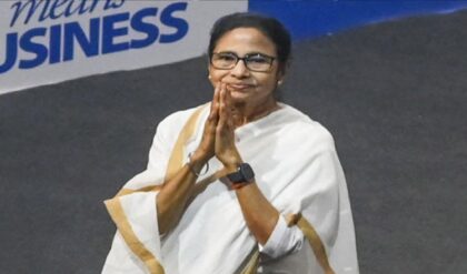 ভাঙা ব্রিজ, ভেসে যাওয়া চা বাগান পেরিয়ে দুর্গতদের পাশে মমতা! মৃত পরিবারকে ৫ লক্ষ টাকা ও চাকরি দেওয়ার ঘোষণা