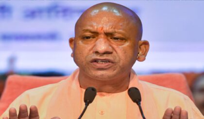 ‘দাঙ্গাকারীদের আগে ভোজ, এখন ক্ষমা!’ যোগী আদিত্যনাথের ‘হোমিওপ্যাথি বনাম এলোপ্যাথি’ মন্তব্যে তোলপাড় উত্তরপ্রদেশ