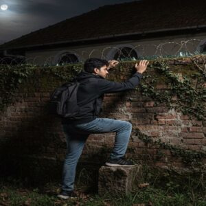 প্রেমিকার ডাকে সাড়া, পাঁচিল টপকাতেই যুবকের মৃত্যু, খুনের অভিযোগ পরিবারের!