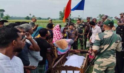 কাঁটাতারের ওপারে থেকেও বাবার শেষ মুখ দেখলেন মেয়ে! মানবিকতার নজির গড়ল ভারত-বাংলাদেশের সীমান্তরক্ষী বাহিনী