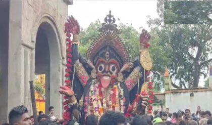 দুর্গা গেল কৈলাসে, মা কালীকে শেকল পরিয়ে পুকুরে ফেললেন দাস পরিবার! শ্মশানকালী বিসর্জনের ভয়ঙ্কর পরম্পরা!
