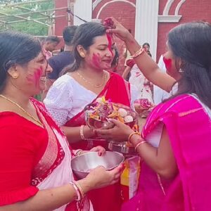 “ঠাকুর থাকবে কতক্ষণ, ঠাকুর যাবে বিসর্জন”-সকাল থেকেই বিষাদের সুর, চলছে বরণ ও সিঁদুর খেলা