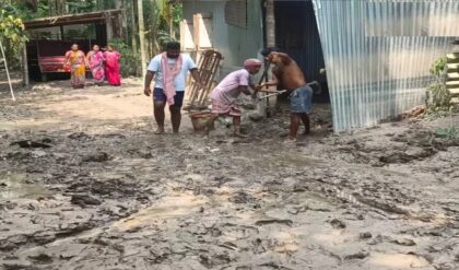 দুর্যোগ কেটেছে, কাটেনি আতঙ্ক, আলিপুরদুয়ারের শালকুমারে এখনও হাঁটু সমান কাদা, ঘর-বাড়ি নিজেরাই পরিষ্কার করছেন দুর্গতরা