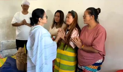 কেন্দ্রের কোনও ভূমিকা নেই, শুধু রাজনীতি!’ ধস কবলিত মিরিকে গিয়ে কেন্দ্রের বিরুদ্ধে ফের তোপ মুখ্যমন্ত্রীর, দিলেন স্পেশাল হোমগার্ডের চাকরি