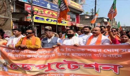 খগেন মুর্মুর উপর হামলার প্রতিবাদে বাঁকুড়ায় বিজেপির জেলাশাসক দপ্তর অভিযান, রণক্ষেত্র পরিস্থিতি, ভাঙার চেষ্টা পুলিশের ব্যারিকেড