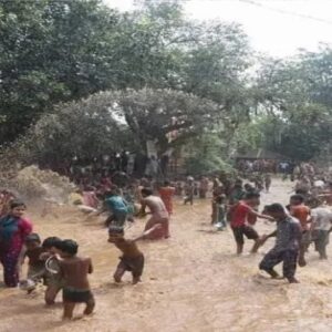 বন্যা নয়, ঝগড়াও নয়! বাঁকুড়ার ৪০০ বছরের প্রাচীন ‘কাদা খেলা’য় নারী-পুরুষ নির্বিশেষে মেতে উঠল জয়পুর