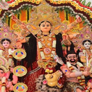 দেবী জলে নামার আগেই শুরু হয়েছে দর কষাকষি! কলকাতা শহরে শুরু হলো ‘থিম শিল্পী বুকিং-এর খেলা’, কারা পেলেন পরের বছরের টিকিট?