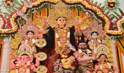 দেবী জলে নামার আগেই শুরু হয়েছে দর কষাকষি! কলকাতা শহরে শুরু হলো ‘থিম শিল্পী বুকিং-এর খেলা’, কারা পেলেন পরের বছরের টিকিট?