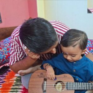 বাবার রেওয়াজই বদলে দিল ভাগ্য! খেলার ছলে গাওয়া গান রাতারাতি ভাইরাল, লাখো মানুষের মন জয় করল আড়াই বছরের ‘সূর্য সরকার’
