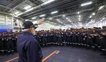 সেনার সঙ্গে দীপাবলি, INS বিক্রান্তে প্রধানমন্ত্রী মোদী, ‘আত্মনির্ভর ভারত’-এর প্রতীক এই যুদ্ধজাহাজ সেনার সঙ্গে দীপাবলি, INS বিক্রান্তে প্রধানমন্ত্রী মোদী, ‘আত্মনির্ভর ভারত’-এর প্রতীক এই যুদ্ধজাহাজ