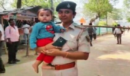 বিহার নির্বাচন, ‘মাতৃত্ব আর কর্তব্যের ‘সেরা সংমিশ্রণ’! এসআই সাজিয়া ইকরার ভাইরাল ছবিতে কুর্ণিশ জানাল দেশ!
