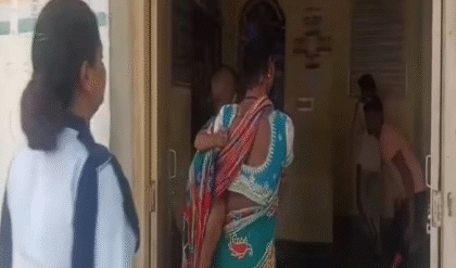 কোলে শিশু নিয়ে বাড়িতে হানা, উত্তর ২৪ পরগনার দেগঙ্গায় লুঠপাট করতে গিয়ে হাতেনাতে ধরা পড়ল দুই মহিলা চোর