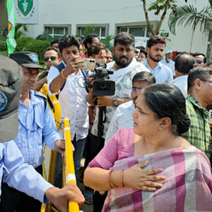 ‘মুখে আঠা, সেলোটেপ লাগানোর মতো অবস্থা সকলের’! প্রশাসনের ভূমিকায় ক্ষুব্ধ ওড়িশার আধিকারিক শিপ্রা বাজপেয়ী ‘মুখে আঠা, সেলোটেপ লাগানোর মতো অবস্থা সকলের’! প্রশাসনের ভূমিকায় ক্ষুব্ধ ওড়িশার আধিকারিক শিপ্রা বাজপেয়ী