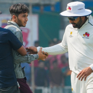 ‘ফ্যানকে কেন ধরছ?’ – বেড়া টপকে আসা ভক্তের পাশে দাঁড়ালেন রোহিত, মুহূর্তে ভাইরাল শিবাজি পার্কের ঘটনা ‘ফ্যানকে কেন ধরছ?’ – বেড়া টপকে আসা ভক্তের পাশে দাঁড়ালেন রোহিত, মুহূর্তে ভাইরাল শিবাজি পার্কের ঘটনা