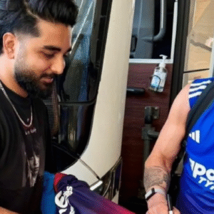 ‘খেলার সৌন্দর্য মানবিকতায়’! পাকিস্তানি ফ্যানের জন্য কিটব্যাগ রেখে অটোগ্রাফ কোহলির, বাস থেকে নেমে এলেন রোহিতও ‘খেলার সৌন্দর্য মানবিকতায়’! পাকিস্তানি ফ্যানের জন্য কিটব্যাগ রেখে অটোগ্রাফ কোহলির, বাস থেকে নেমে এলেন রোহিতও