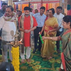 মুক্তোর শহর হায়দরাবাদে ঐতিহ্যের দীপশিখা, শাড়ি উৎসবে জমায়েত ভারতের সেরা বয়নশিল্পীরা! মুক্তোর শহর হায়দরাবাদে ঐতিহ্যের দীপশিখা, শাড়ি উৎসবে জমায়েত ভারতের সেরা বয়নশিল্পীরা!
