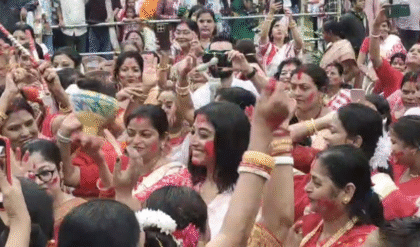 “পুজোর স্পিরিট হারাননি বাংলার মানুষ”, বৃষ্টিভেজা দশমীতে সিঁদুর খেলার আনন্দ ও পরবর্তী কাজের ঘোষণা পাওলির