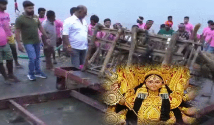 অল্প সময়ে কম ঝুঁকিতে ভাসান! গঙ্গা দূষণ রোধে হাওড়ার রামকৃষ্ণপুর ঘাটে অভিনব কায়দায় বিসর্জন