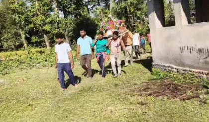 অমানবিকতা বনাম মানবিকতা, জমি বিবাদের জেরে হিন্দু বৃদ্ধের দেহ সৎকার করলেন পাশের পাড়ার মুসলিমরা, মালদায় অনন্য নজির
