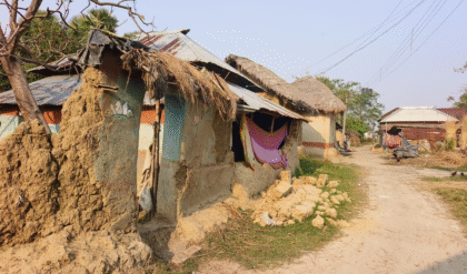 আন্তর্জাতিক খ্যাতিসম্পন্ন শান্তিনিকেতনের পাশে অন্ধকার, সাহেবডাঙা গ্রামে নেই পাকা রাস্তা, পানীয় জল, চরম সংকটে আদিবাসী পরিবার