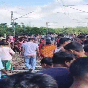 নিমতিতার নতুন শিবনগরে ভয়াবহ দুর্ঘটনা, আন্ডারপাস বন্ধ, রেললাইন পেরতে গিয়ে ট্রেনের ধাক্কায় ৩ নাবালকের মর্মান্তিক মৃত্যু নিমতিতার নতুন শিবনগরে ভয়াবহ দুর্ঘটনা, আন্ডারপাস বন্ধ, রেললাইন পেরতে গিয়ে ট্রেনের ধাক্কায় ৩ নাবালকের মর্মান্তিক মৃত্যু