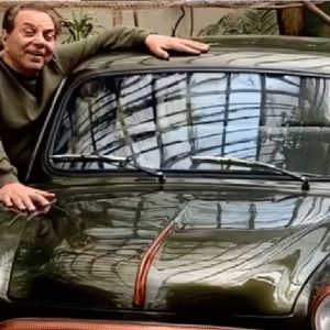 ধর্মেন্দ্রর নিঃশব্দে দাহ ঘিরে বিতর্ক, ১২০ কোটির সম্পত্তি ছেড়ে বাবার প্রথম কেনা ফিয়াট গাড়ি চাইলেন এষা-অহনা!