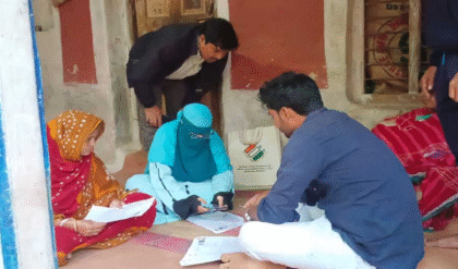 জন্ম থেকেই এক পা নেই, তবুও থামেননি! SIR-এর চাপে BLO মৃত্যুর মধ্যেই দৃষ্টান্ত গড়লেন বাঁকুড়ার শোভানারা বায়েন