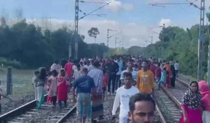 মুর্শিদাবাদে রেলগেটের দাবি না মানায় মর্মান্তিক পরিণতি, ট্রেনের ধাক্কায় ছিন্নভিন্ন যুবক, শোকস্তব্ধ ভগবানগোলার পাটামারী গ্রাম