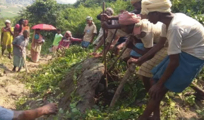 প্রতিবাদে অভিনব কৌশল, নিজের নাক কেটে পরের যাত্রাভঙ্গ! বেহাল রাস্তা সংস্কার না হওয়ায় গ্রামে ঢোকার মূল রাস্তা কেটে দিলেন গ্রামবাসীরা প্রতিবাদে অভিনব কৌশল, নিজের নাক কেটে পরের যাত্রাভঙ্গ! বেহাল রাস্তা সংস্কার না হওয়ায় গ্রামে ঢোকার মূল রাস্তা কেটে দিলেন গ্রামবাসীরা