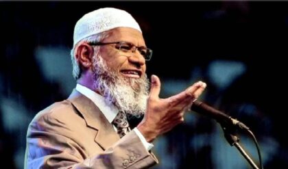 ‘ভারতে ওয়ান্টেড’, রেড কার্পেট অভ্যর্থনা পেলেন জাকির নায়েক! প্রত্যর্পণের দাবি জানাল ভারত ‘ভারতে ওয়ান্টেড’, রেড কার্পেট অভ্যর্থনা পেলেন জাকির নায়েক! প্রত্যর্পণের দাবি জানাল ভারত