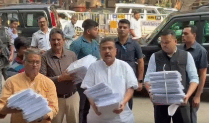 ভুয়ো ভোটারের নথি জমা দিলেন শুভেন্দু অধিকারী, নির্বাচন কমিশনে ১৩ লক্ষ ২৫ হাজার নামের তালিকা, তৃণমূলকে কটাক্ষ