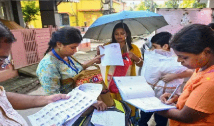SIR ফর্ম বিলি নিয়ে জোর তৎপরতা, রাতে বিডিও-ইআরওদের সঙ্গে বৈঠক সিইও মনোজ আগরওয়ালের, অভিযোগের রিপোর্ট তলব