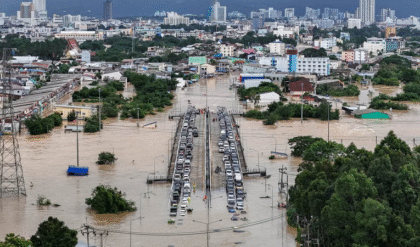 সৌমখলায় জল নামতেই বাড়ছে মৃত্যু, বন্যায় রাস্তাঘাট, বিদ্যুতের খুঁটি লন্ডভন্ড, উদ্ধারকাজে ধীর গতির কারণে সমালোচিত সরকার