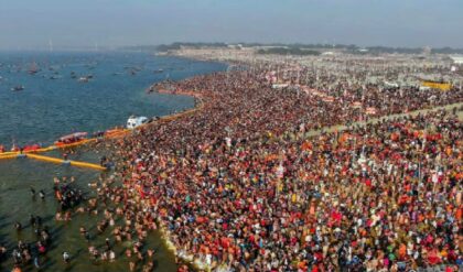 গঙ্গাসাগর মেলার ঢাকে কাঠি, শুরু হলো আরতি উৎসব! নদীর বুকে হাজার প্রদীপ ভাসিয়ে ‘মায়াবী দৃশ্য’ তৈরি করলো কাকদ্বীপ