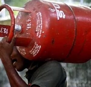 দাম কমল LPG-এর! গৃহস্থের ১৪.২ কেজির গ্যাস সিলিন্ডারের কী হবে? জেনে নিন নতুন দর দাম কমল LPG-এর! গৃহস্থের ১৪.২ কেজির গ্যাস সিলিন্ডারের কী হবে? জেনে নিন নতুন দর