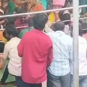 মর্মান্তিক! অন্ধ্রপ্রদেশের ভেঙ্কটেশ্বর মন্দিরে পদপিষ্টে মৃত অন্তত ১০ ভক্ত, ভাইরাল ভিডিওতে ধরা পড়ল বীভৎস দৃশ্য