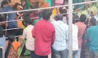 মর্মান্তিক! অন্ধ্রপ্রদেশের ভেঙ্কটেশ্বর মন্দিরে পদপিষ্টে মৃত অন্তত ১০ ভক্ত, ভাইরাল ভিডিওতে ধরা পড়ল বীভৎস দৃশ্য