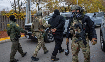 USCIS অফিসে সরাসরি ICE অভিযান! ভিসা-মেয়াদ পেরিয়ে যাওয়া ব্যক্তিদের হাতকড়া পরিয়ে আটক করছে ফেডারেল এজেন্সি, উদ্বেগ অভিবাসী মহলে