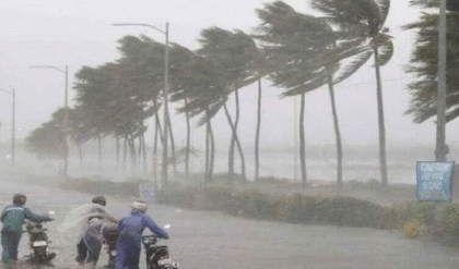 তামিলনাড়ু-পুদুচেরির দিকে ধেয়ে আসছে ঘূর্ণিঝড় ‘দিতওয়া’! শ্রীলঙ্কা উপকূল ছুঁয়ে এগোচ্ছে ঝড়, ভারী থেকে অতি ভারী বৃষ্টির সতর্কতা জারি