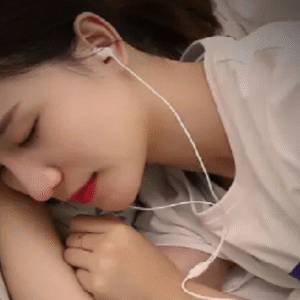 হেডফোন লাগিয়ে ঘুমাচ্ছেন, কানের ক্ষতি এড়াতে পড়ুন তথ্যটি